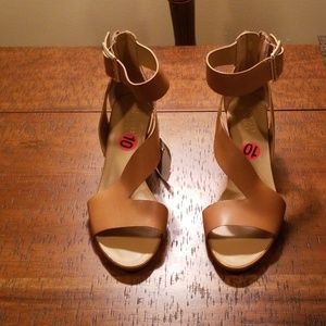 Enzo Angiolini off white peep toe